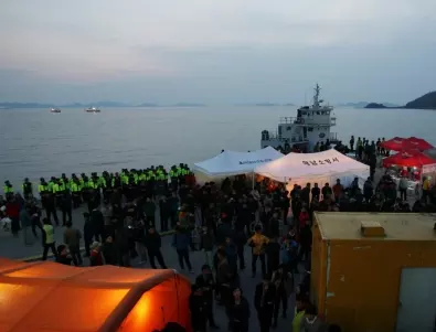 Препълнен ферибот потъна в Индонезия, 15 са загинали