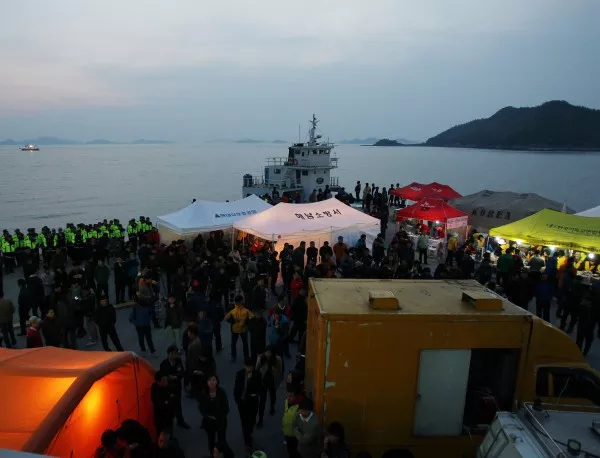 Жертвите на потъналия южнокорейски ферибот са вече над 100