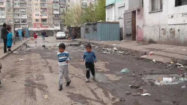 След няколко дни бутането на незаконни постройки в "Столипиново" се подноявява