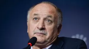 Смях: Играчите на Палмейрас поливат Сколари, той ги рита пред журналистите (ВИДЕО)