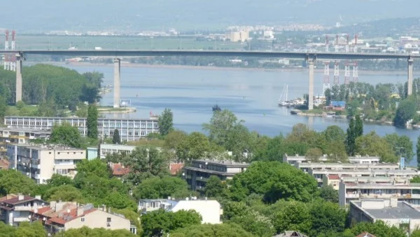 Огромно задръстване на Аспаруховия мост, линейки не могат да преминат 