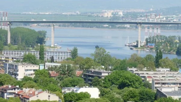 Тролей горя на Аспаруховия мост във Варна