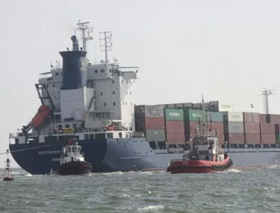 Кораб заседна в пристанище Варна, няма опасност от замърсяване