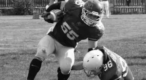 Не се бъзикайте с ръгбистите - 78-годишен изпотроши трима крадци