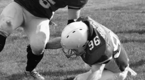 Уелски национал по ръгби погали лъв и за малко не остана без ръка (ВИДЕО)