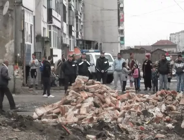 В Столипиново хората сами съборили незаконните постройки
