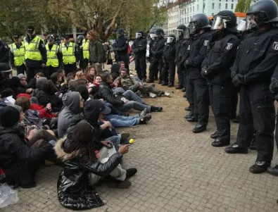 Германската полиция спря неонацистко шествие заради опасност нацистите да пострадат