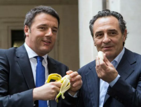 Италианският премиер яде банан в подкрепа на Дани Алвеш