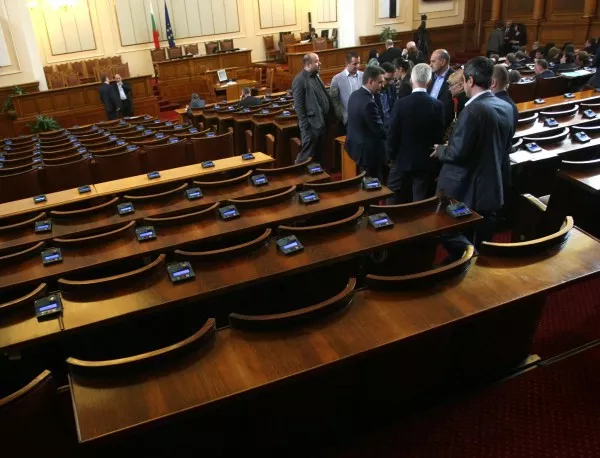 Парламентът пак с трудности за кворума, Миков мисли да почват по-късно
