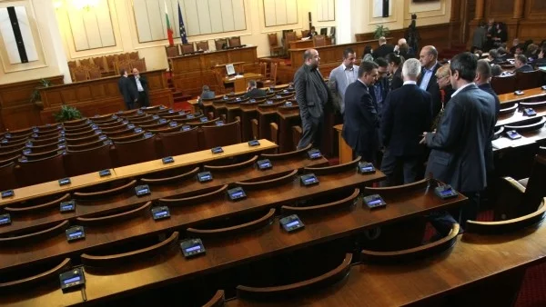 Разпадът е пълен - кворум в Народното събрание няма