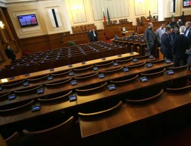 Парламентът ще почива днес, само 107 депутати дойдоха на работа