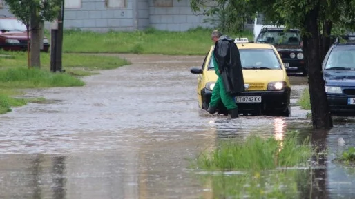 Закъсали автомобили и наводнени улици в Кърджали