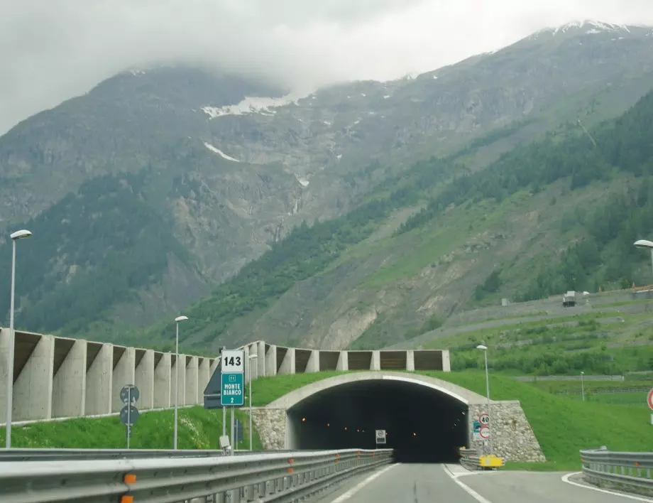 Къде се намира най-дългият тунел в света