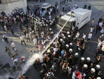 Разпръскват протестиращите в Истанбул с вода и газ 