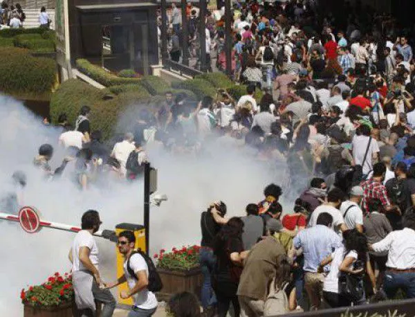 Полицията разпръсна демонстрации в Анкара и Истанбул