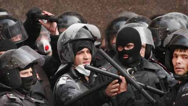 Още 6 жертви в Донецк, казаци нападнаха храм в Симферопол