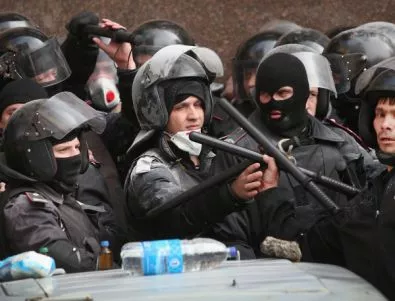 Взривове и ранени пред украинския парламент (ВИДЕО)