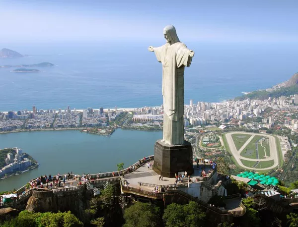 Рио - "Чудесният град" на карнавала, безкрайните плажове и футбола
