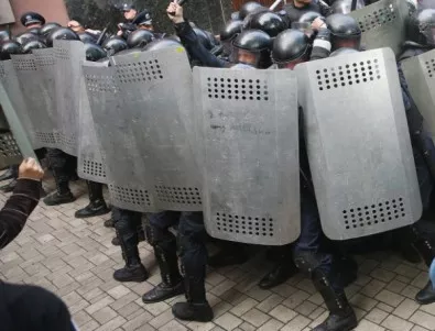 Няколко сериозни инцидента и бой с полицаи в Украйна (СНИМКИ)