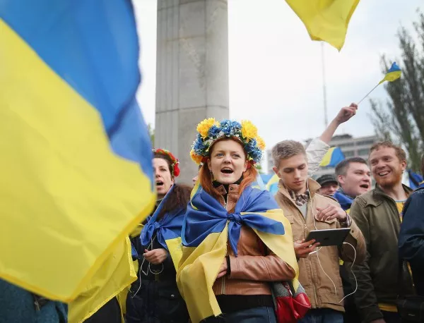 Военен парад по време на обстрел в Украйна