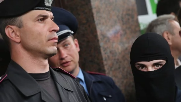 В Донецк превземат училища за референдума за федерализация