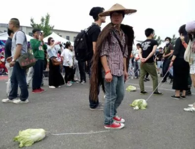 Тийнейджъри разхождат по улиците китайско зеле, за да се справят с депресията