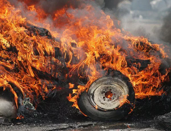 Подпалиха колите на фризьор от Сандански