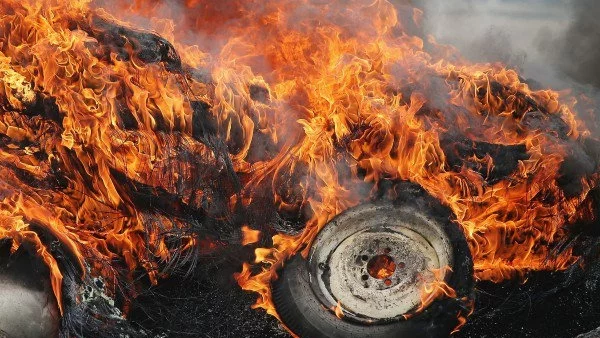 Подпалиха колите на фризьор от Сандански