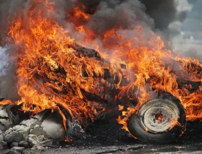 Най-малко 4 коли изгоряха при палеж на закрит паркинг в София