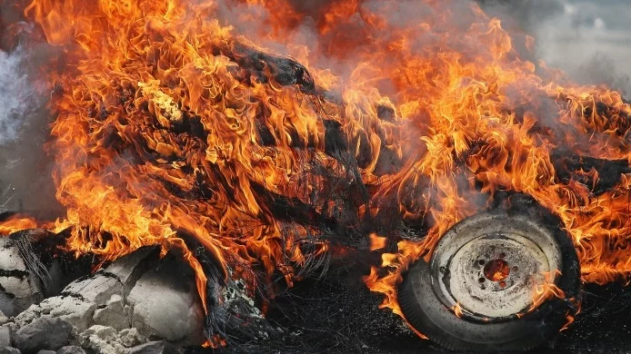 Най-малко 4 коли изгоряха при палеж на закрит паркинг в София