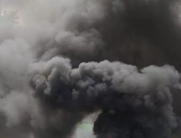 Мащабен пожар обърка движението в покрайнините на Париж
