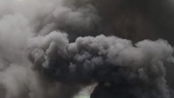 Мащабен пожар обърка движението в покрайнините на Париж