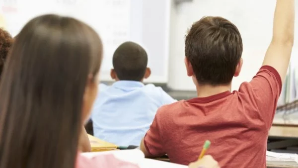 Мобилните екипи за отпаднали от училище деца върнали 17 297 ученици 