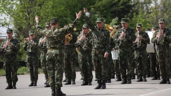 "Реверанс" към военните - хем вземат заплата, хем пенсия