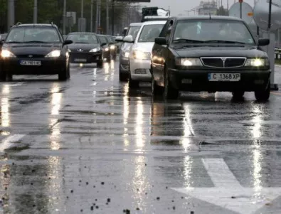 АПИ предупреждава: Пътните настилки в почти цялата страна са мокри