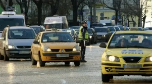 Таксиметровите услуги вече само с удостоверение за регистрация
