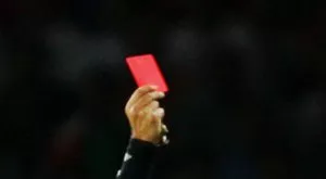 ВИДЕО: Хлапе се разплака на дебюта си заради червен картон, но играчите на други тим изумиха