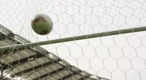 Футболна врата премаза момче, бори се за живота си