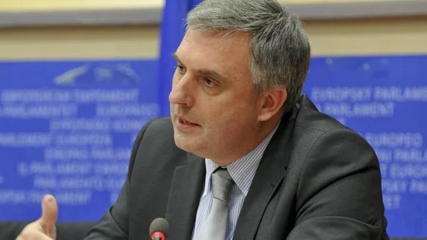 Калфин: Оставката на управителя на БНБ няма да реши кризата с КТБ