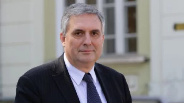 Калфин е сигурен в това, което прави. Няма притеснение, че е възможно да поискат оставката му