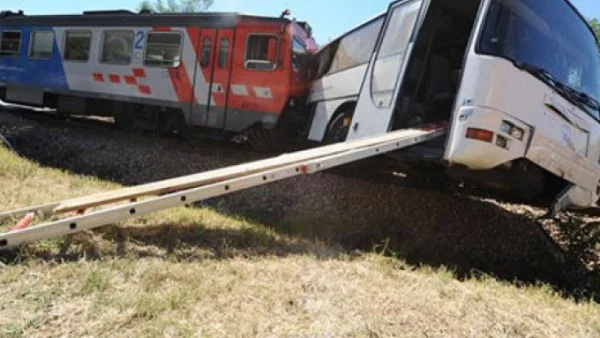 Влак и автобус се удариха в Македония, 36 пострадали