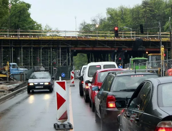Ремонтът на бул. "Ботевградско шосе" доведе до задръстване
