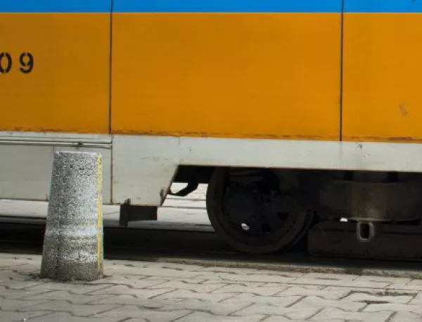 Катастрофа между трамвай и автобус в София, няма сериозно пострадали