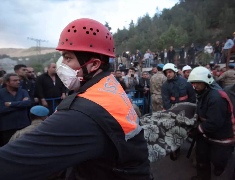 Работници са ранени при срутване във въглищна мина в Турция
