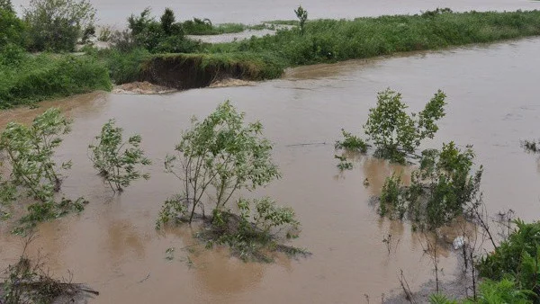 Дигата край село Иново се скъса