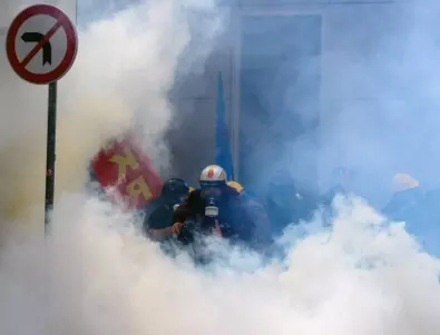 Сблъсъци между полицията и ветерани от АОК на протест пред парламента на Косово