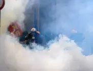 Косовската полиция гони със сълзотворен газ сърбите от общината в Звечан