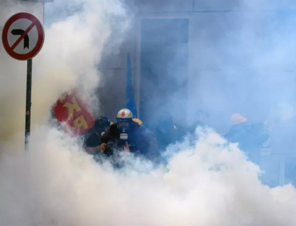 Турция протестира, полицията отговаря със сълзотворен газ 