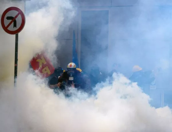Сълзотворен газ и водни оръдия срещу протестиращи жени в Истанбул (СНИМКИ)