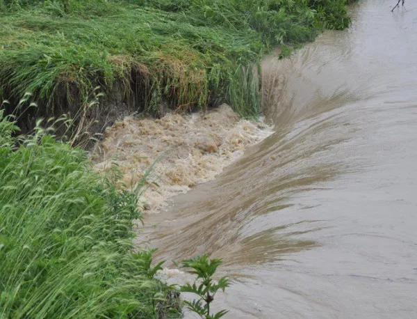 Чака ни засилване на дъждовете, МОСВ предупреждава за реките